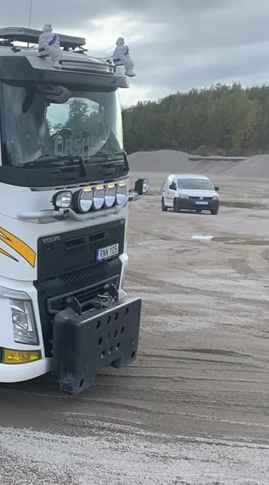 Fronten på en parkerad lastbil redo för lastning av skiktad jord på en markentreprenad.