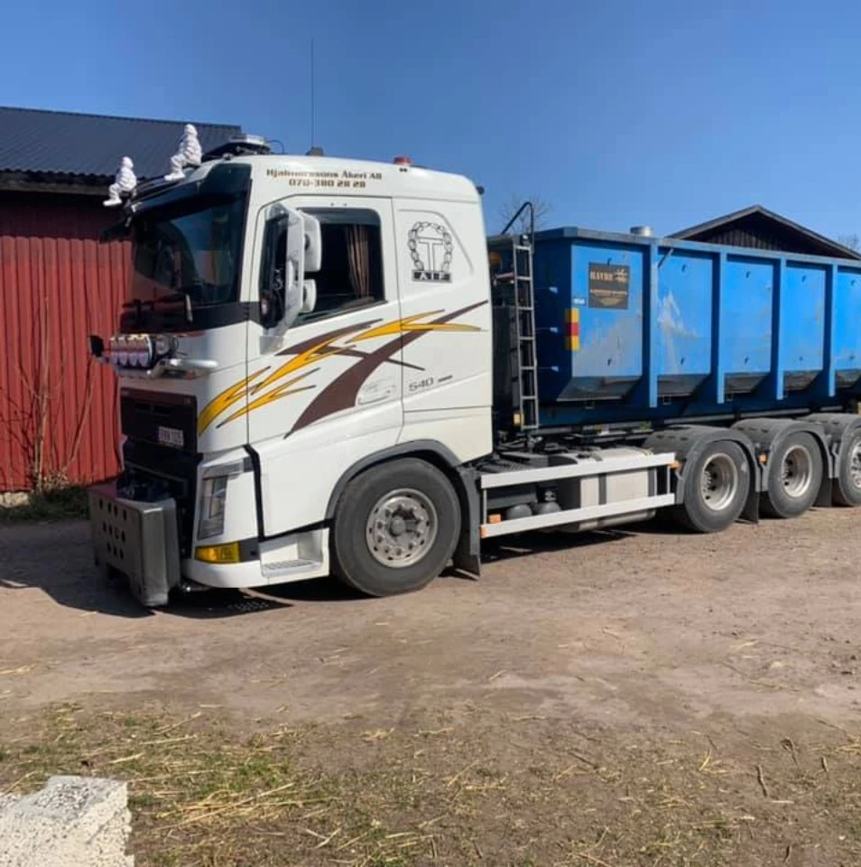 Lastbil från Hjalmarssons Åkeri i Tingsryd AB, redo för att transportera grus och material.