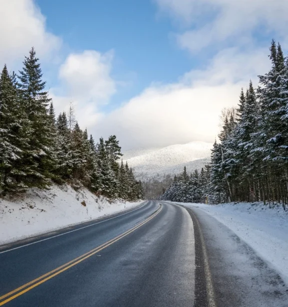 Säker transport längs en snötäckt och plogad vinterväg.