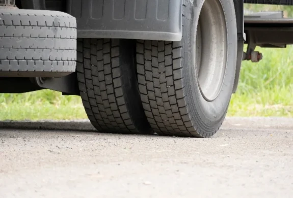 Stabila däck på ett tungt fordon för säkra transporter av skiktad jord och grus.